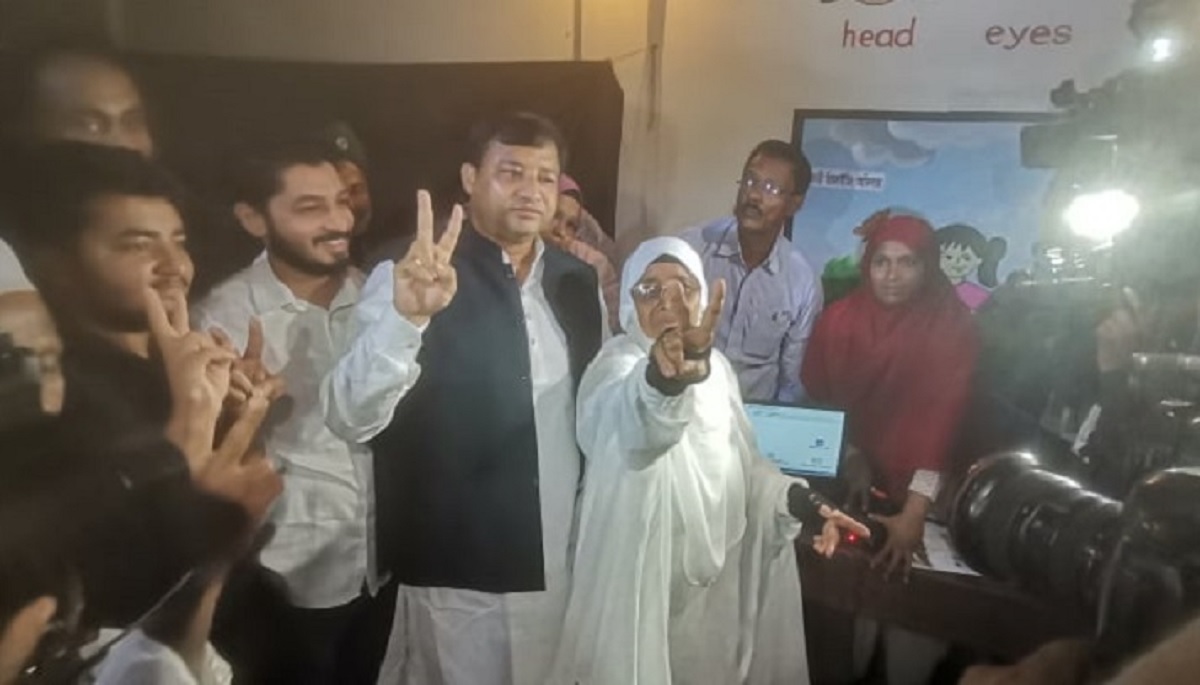 ভোট দিলেন স্বতন্ত্র মেয়র প্রার্থী জায়েদা খাতুন