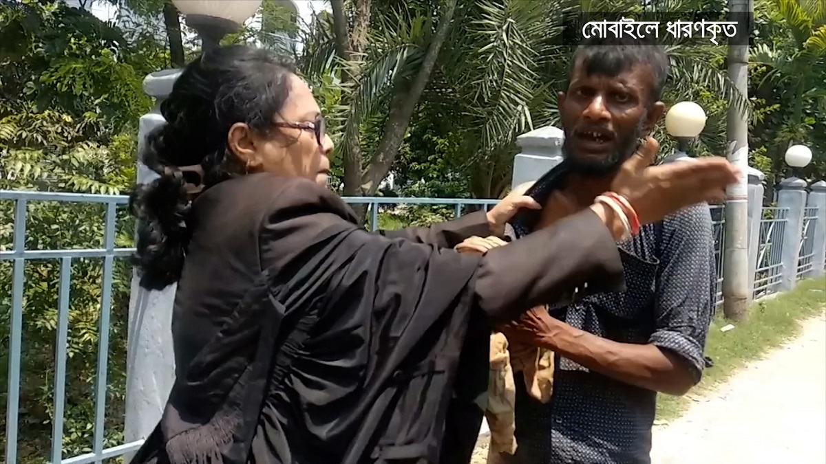 যশোরে রিকশাচালককে পেটালেন আইনজীবী, ভিডিও ভাইরাল