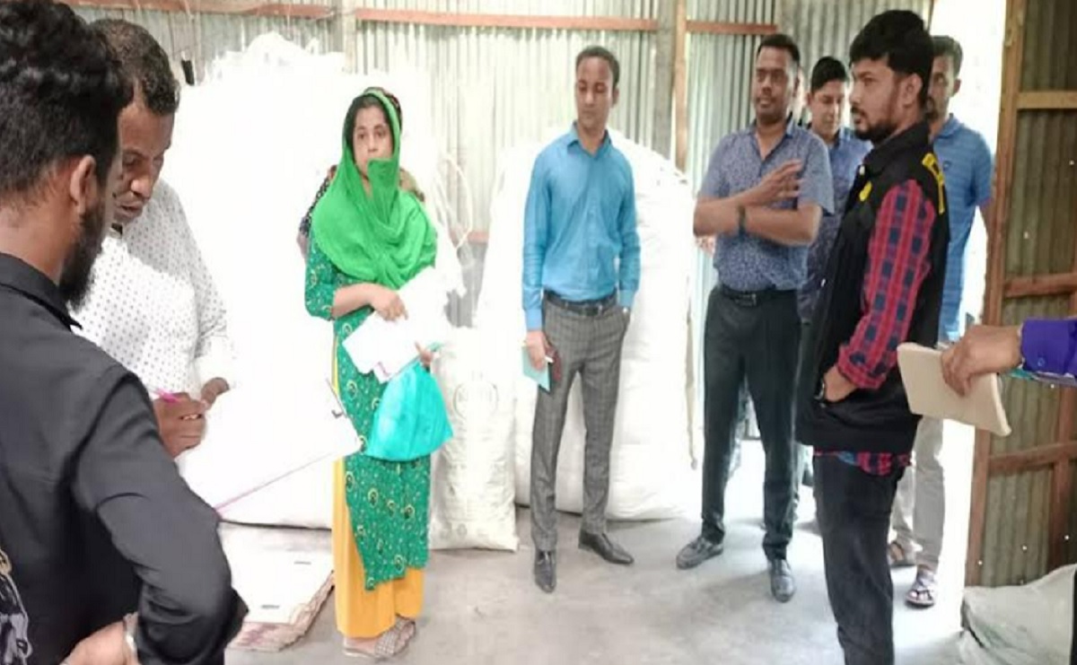 ঝিনাইদহে নিষিদ্ধ পলিথিন কারখানাকে অর্থদণ্ড