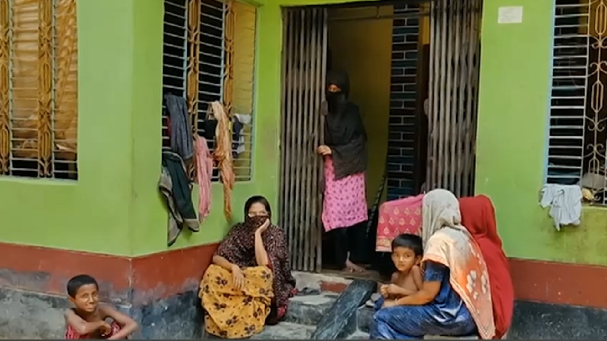 ঝিনাইদহে জব্দকৃত মোবাইলে মিললো শতাধিক নারীর ঘুমন্ত ভিডিও-ছবি, গ্রামজুড়ে আতঙ্ক