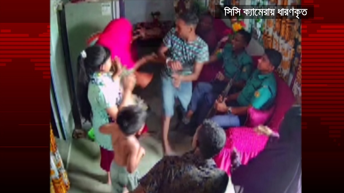 খুলনায় হ্যাণ্ডকাফ পরা অবস্থায় নারীকে হামলা, পুলিশের ভূমিকায় ক্ষোভ