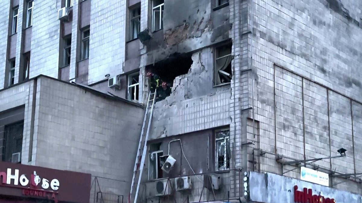 গেল ১৫ মাসের যুদ্ধে সবচেয়ে ভয়াবহ হামলা ইউক্রেনে