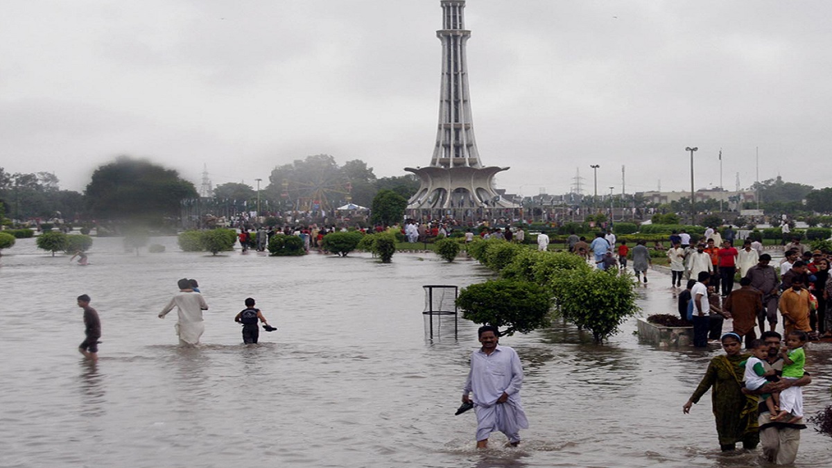 ভারী বৃষ্টিপাতে বিপর্যস্ত লাহোর, নিহত অন্তত ৮