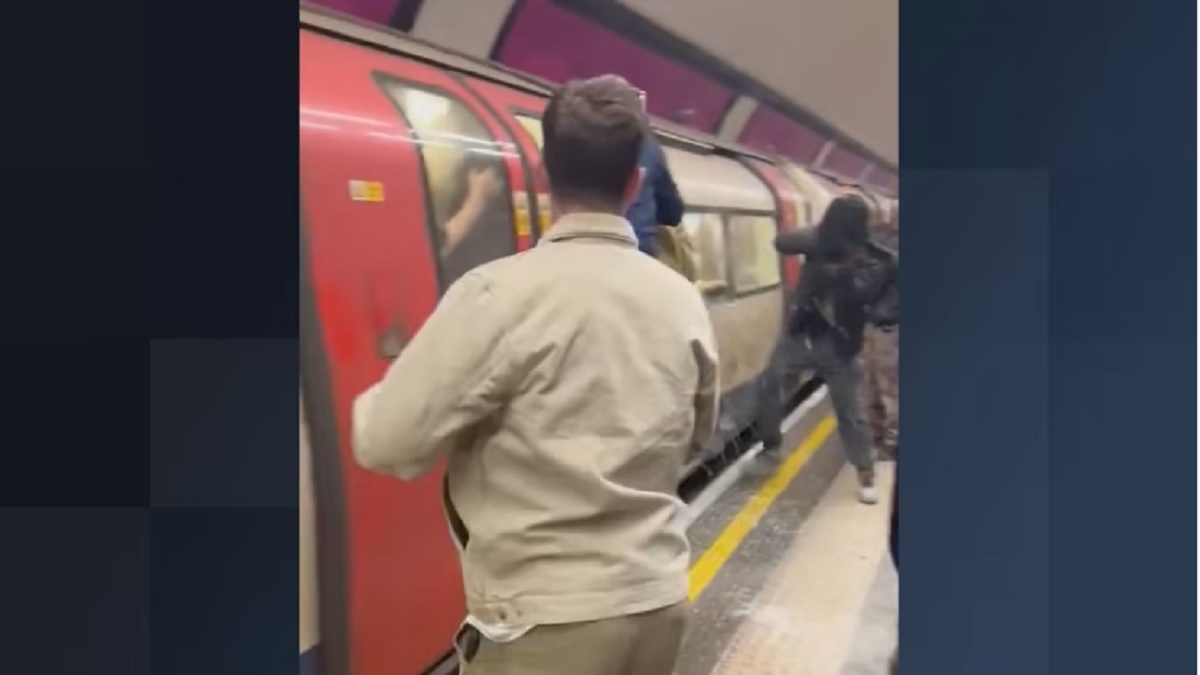 লন্ডনের টিউব ট্রেনে আগুনের গুজব, জানালা ভেঙে যাত্রীদের নামার চেষ্টা