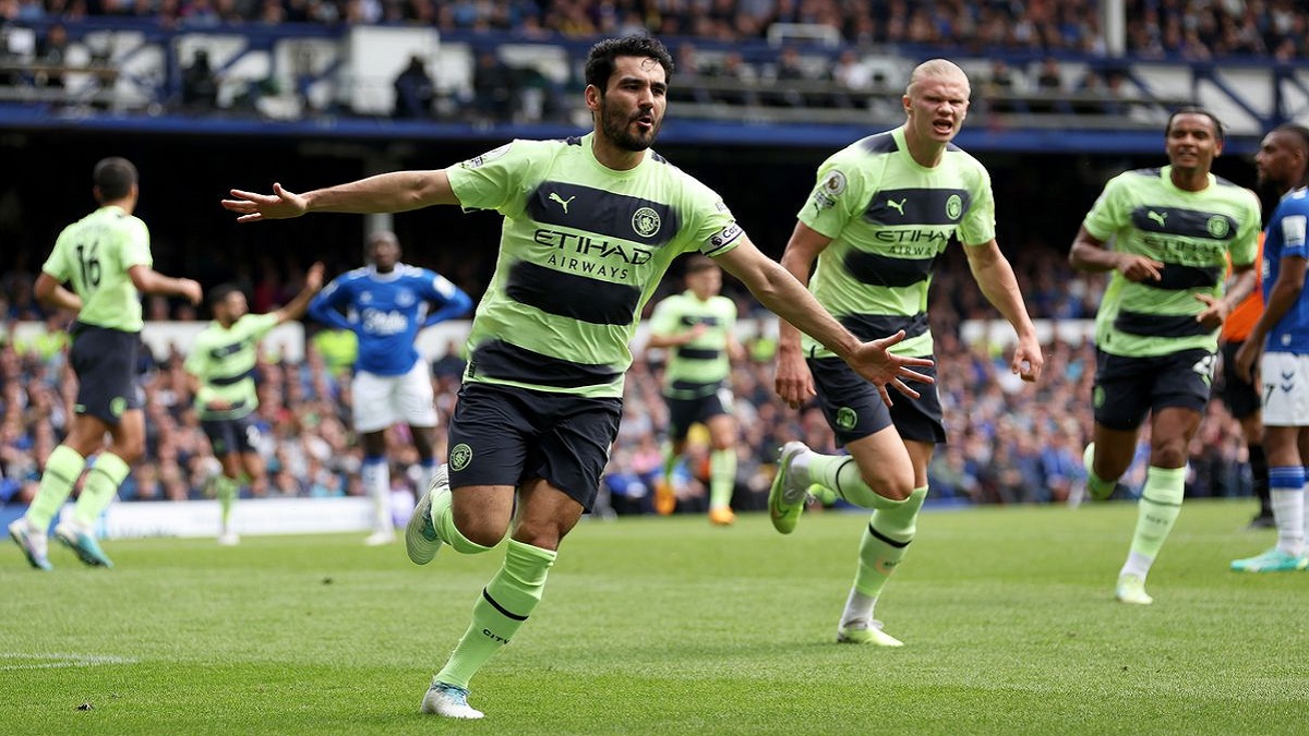 এভারটনকে হারিয়ে শিরোপার দুয়ারে ম্যানসিটি