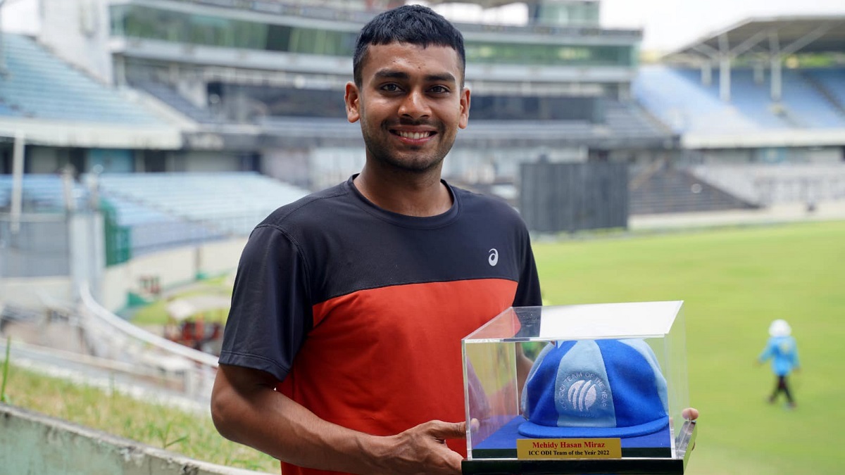 আইসিসির স্বীকৃতি স্মারক ক্যাপ হাতে মিরাজ