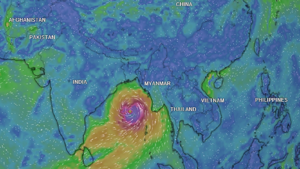 শক্তি সঞ্চয় করে এগোচ্ছে মোখা; আঘাত হানতে পারে কাল সন্ধ্যায়