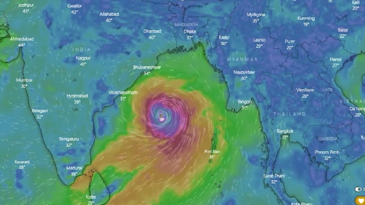 মোখার ক্ষয়ক্ষতি মোকাবেলায় নগদ অর্থ ও খাদ্যসামগ্রী বরাদ্দ