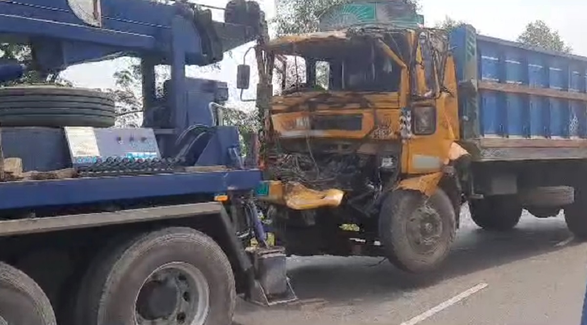 নাটোরে সড়কে দাঁড়িয়ে থাকা ট্রাকে মাইক্রোবাসের ধাক্কা, নিহত ১