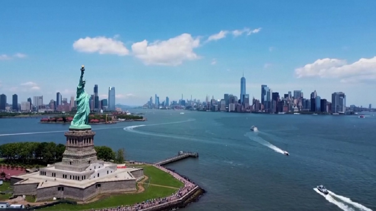 দেবে যাচ্ছে নিউইয়র্ক শহর!