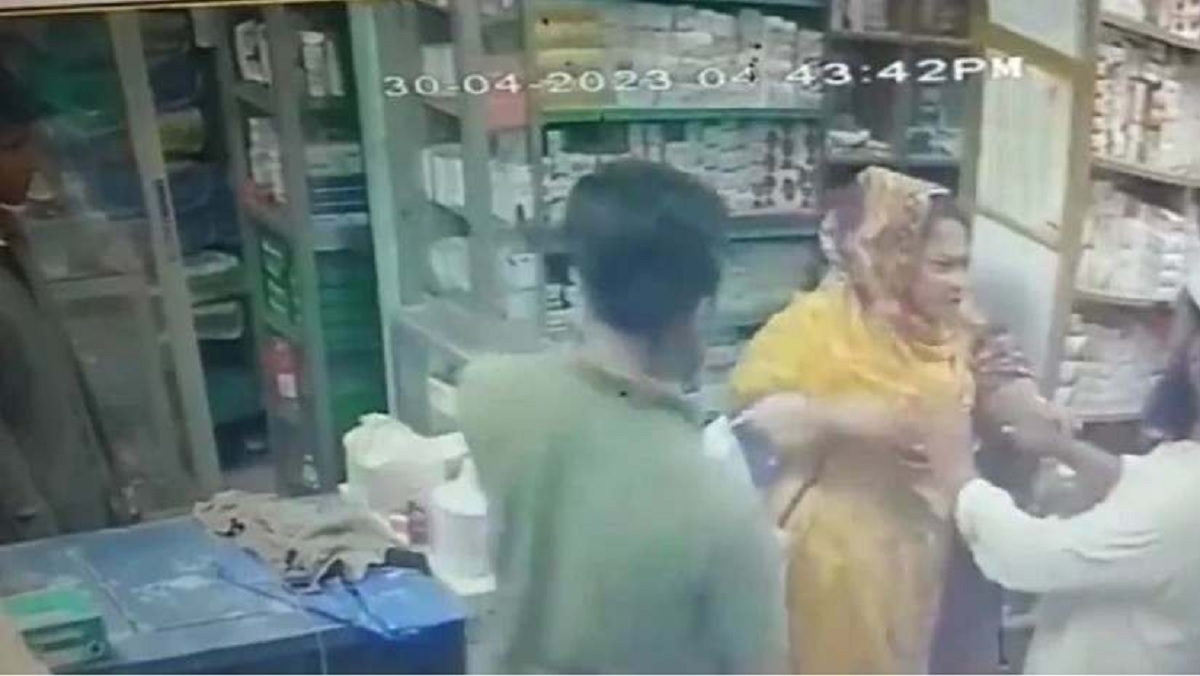 মসজিদ পরিষ্কারের ময়লা স্বামীর গায়ে পড়ায় ইমামকে পেটালেন স্ত্রী, ভিডিও ভাইরাল