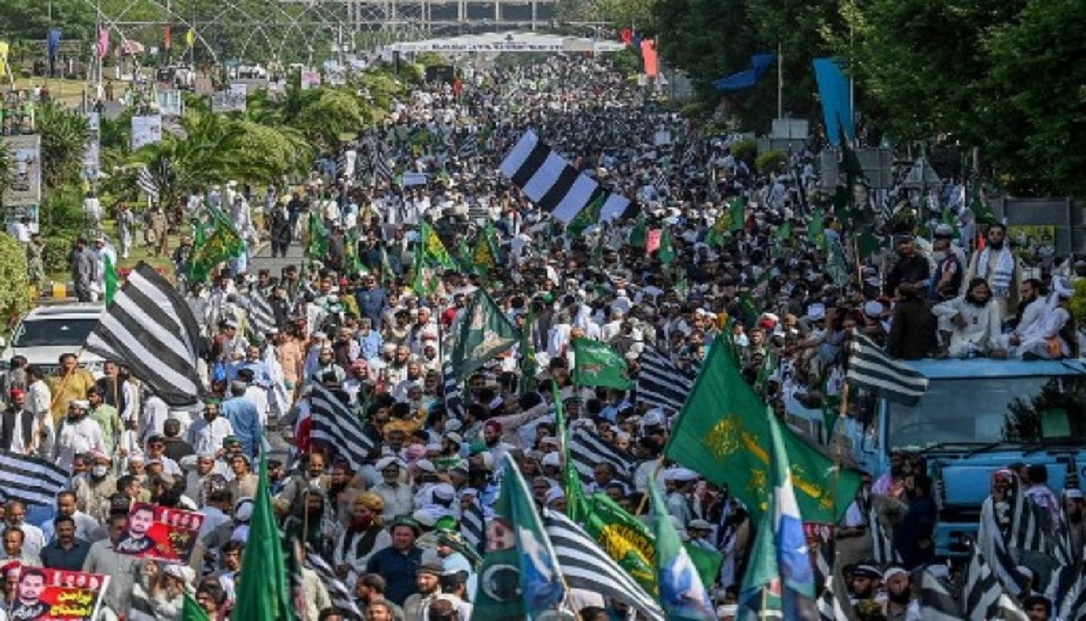 ইমরান খানের জামিনের প্রতিবাদে ক্ষমতাসীন দলের বিক্ষোভ