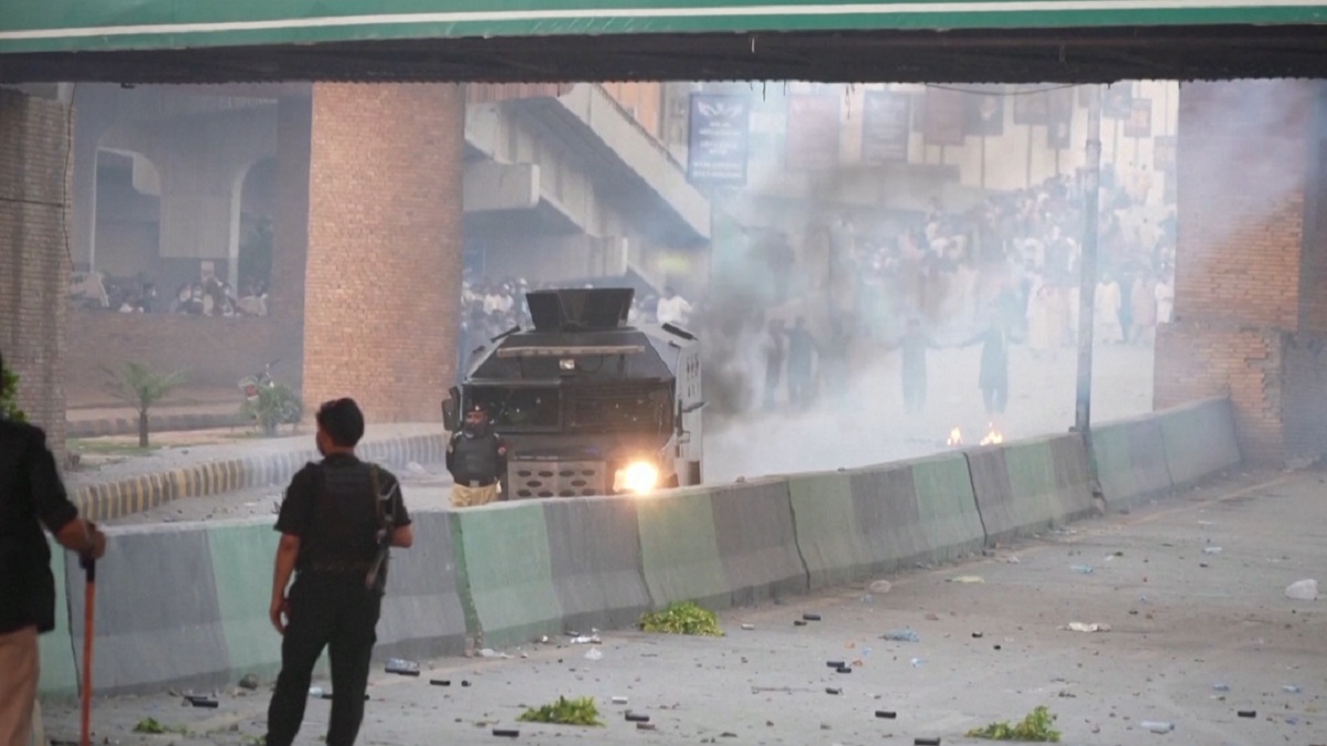 ইমরান খানের গ্রেফতারে অগ্নিগর্ভ পাকিস্তান, হতাহত অর্ধশতাধিক