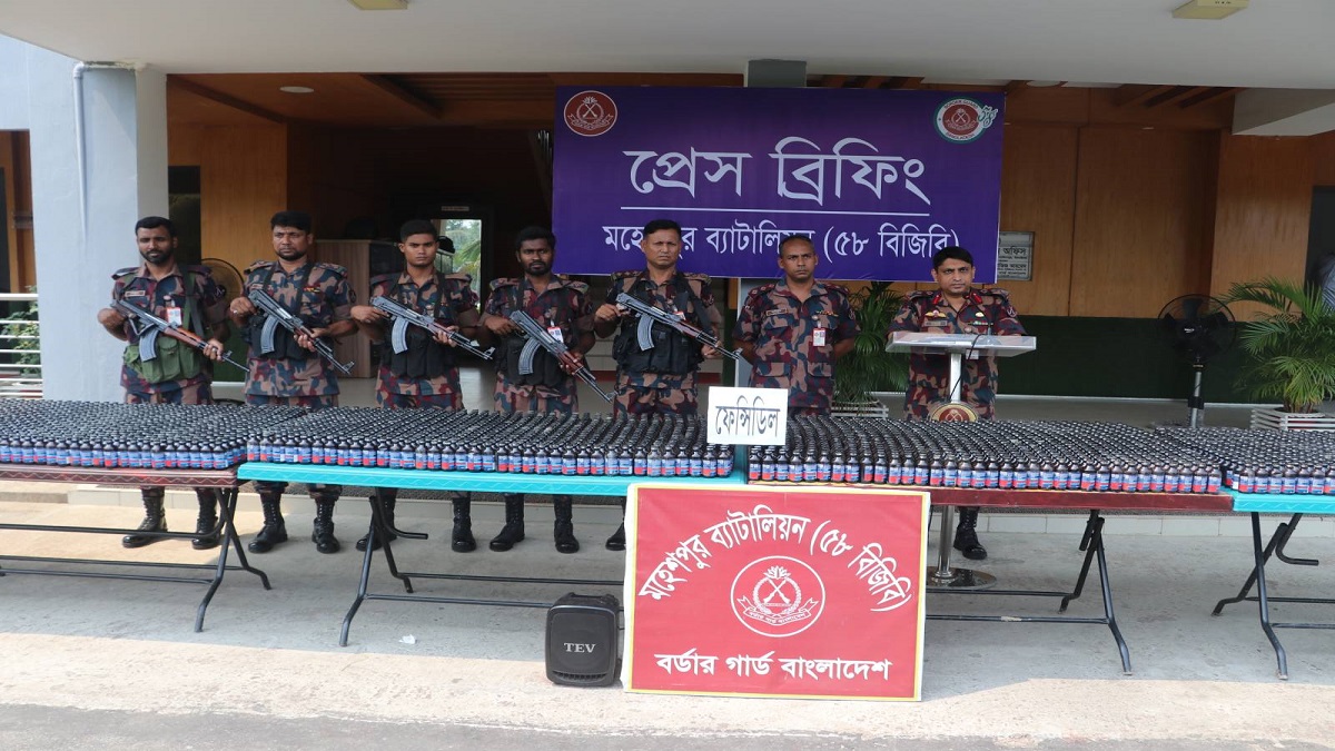 ৩ হাজার বোতল ফেনসিডিল ফেলে পালিয়ে গেল কারবারিরা