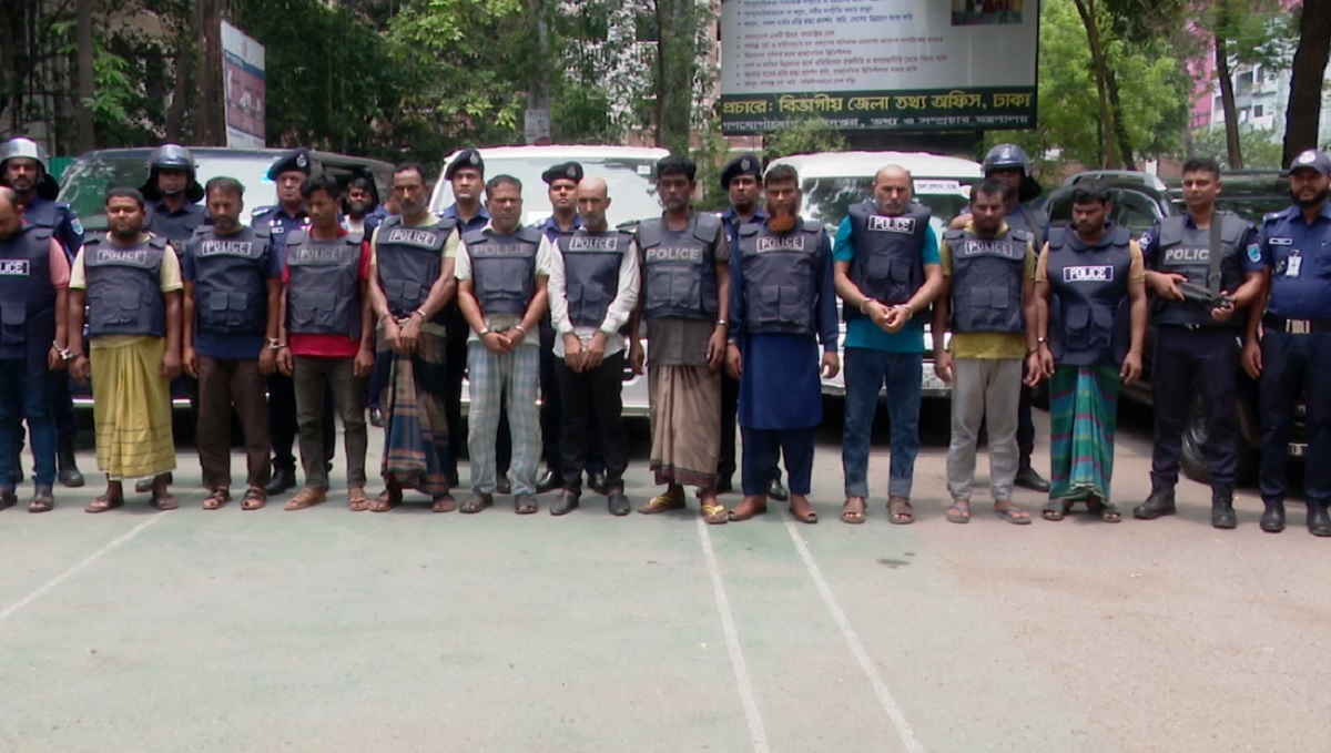 ডিবি পরিচয়ে ২০০ ভরি স্বর্ণ ও ৪০০ ভরি রুপা ডাকাতির ঘটনায় গ্রেফতার ১২