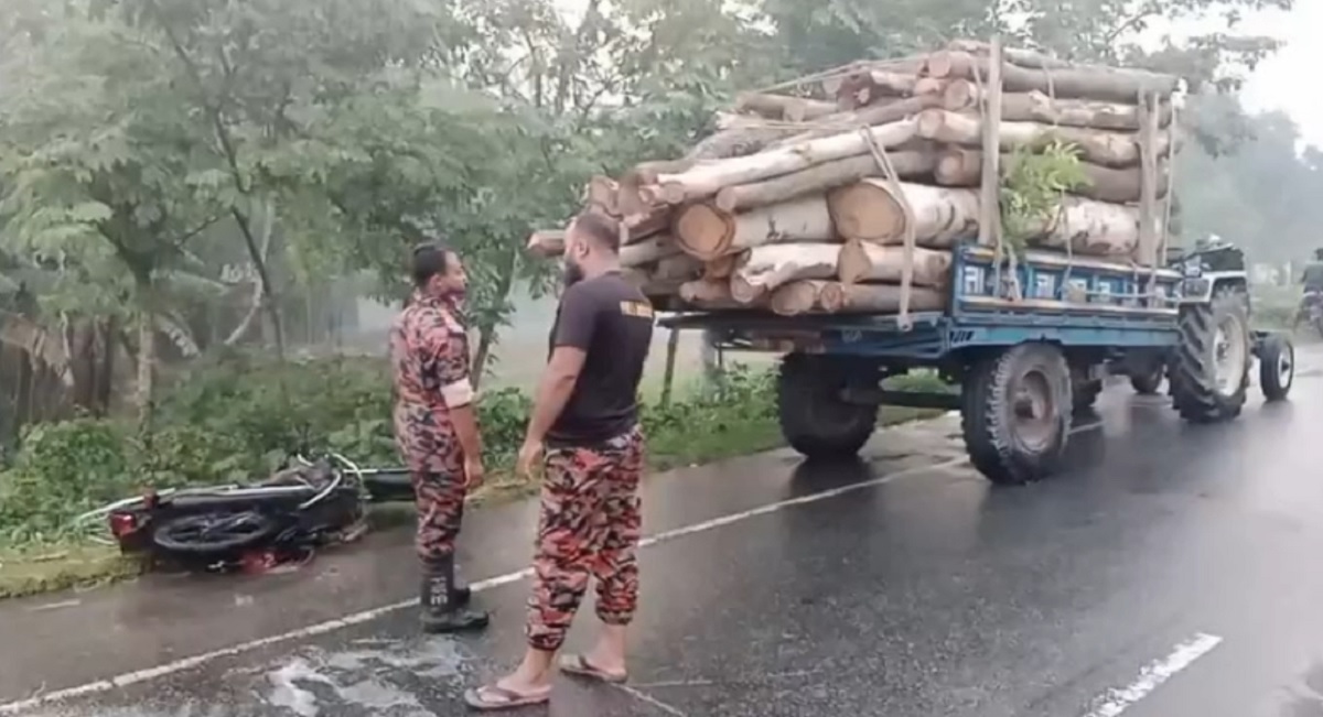 এক মোটরসাইকেলে চার আরোহী, নিয়ন্ত্রণ হারিয়ে তিনজনের মৃত্যু