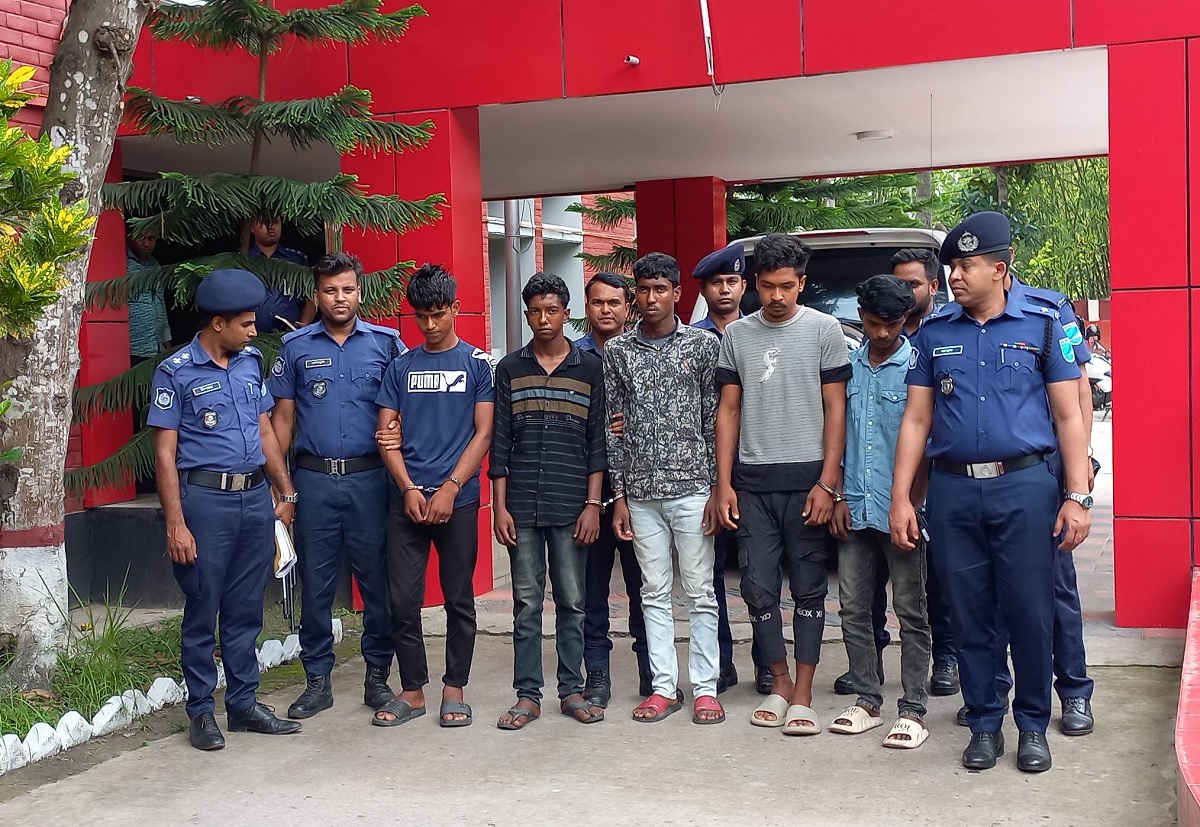 পাংশায় স্কুল শিক্ষক হত্যা মামলায় অস্ত্রসহ গ্রেফতার ৫