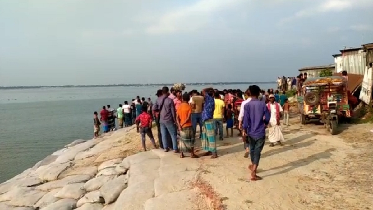 রাজবাড়ীতে ডাকাতির ১৫ লক্ষ টাকা ও অস্ত্রসহ ৭ ডাকাত আটক