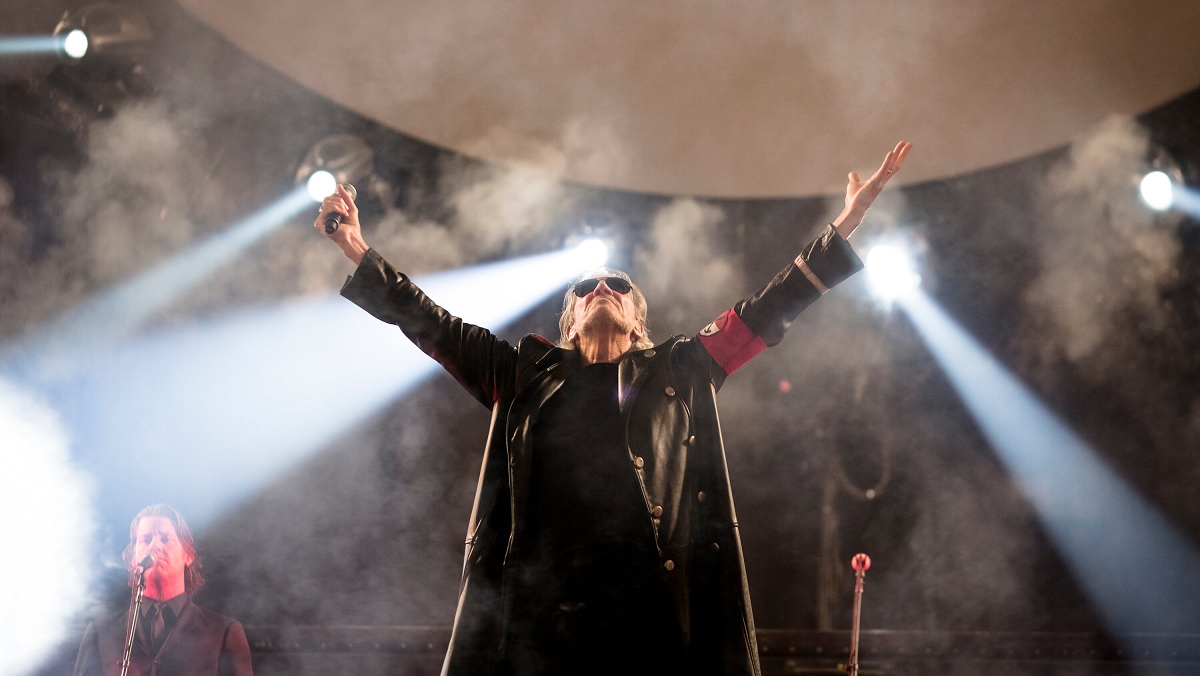 নাৎসিদের আদলে ইউনিফর্ম পরে মঞ্চে রজার ওয়াটার্স, তদন্তে বার্লিন পুলিশ