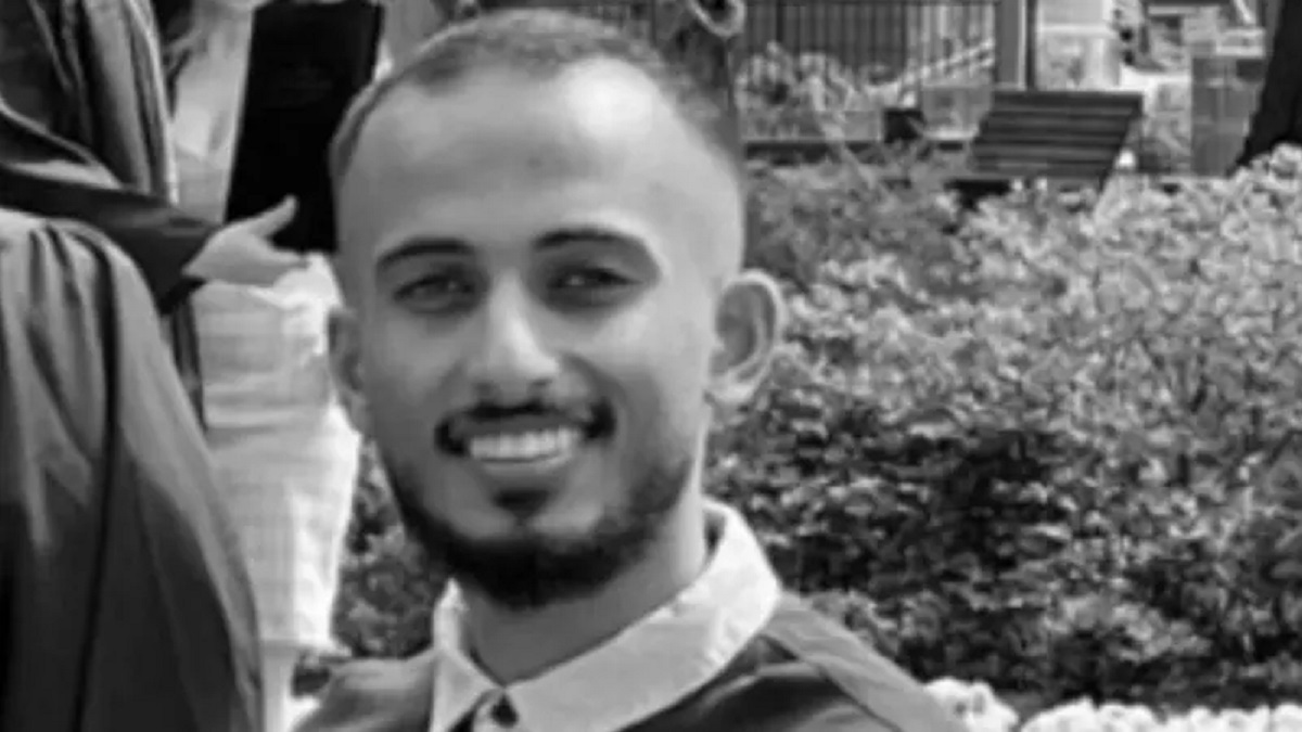 যুক্তরাষ্ট্রে ছুরিকাঘাতে নিহত সন্তানের স্নাতকের সনদ নিলেন বাবা