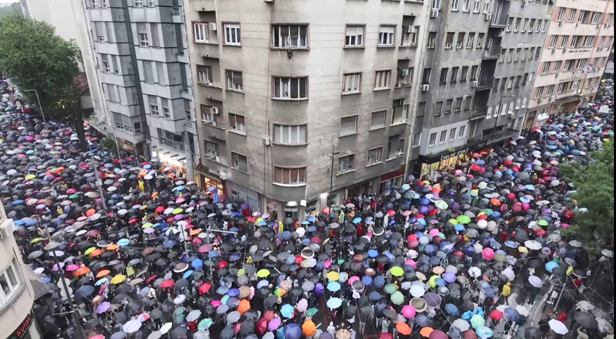ঝড়বৃষ্টি উপেক্ষা করে সার্বিয়ার রাস্তায় হাজারও মানুষ