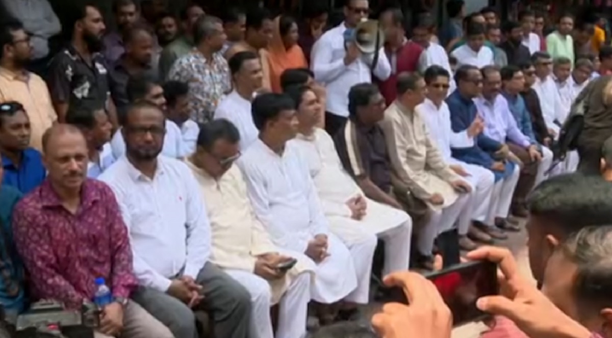 শেখ হাসিনাকে হত্যার হুমকির প্রতিবাদে রাজধানীতে স্বেচ্ছাসেবক লীগের বিক্ষোভ