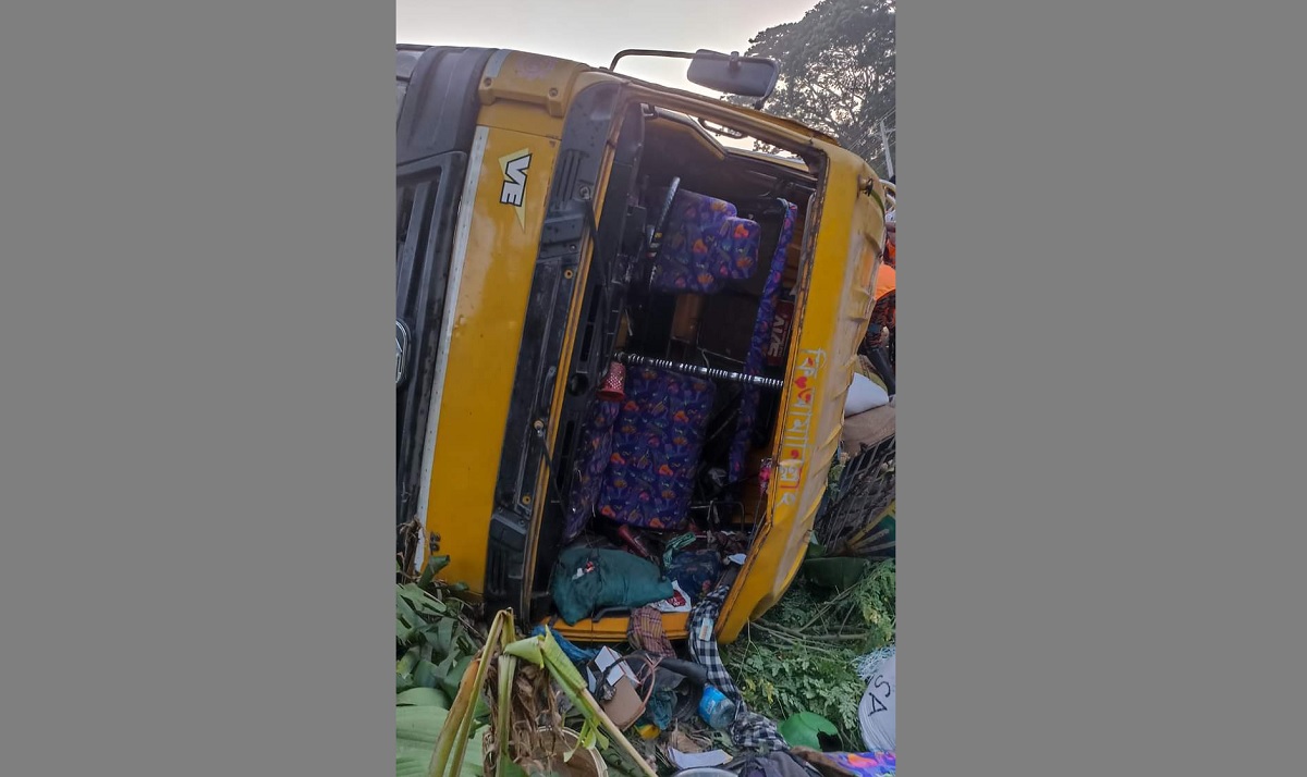 চালাচ্ছিলেন হেলপার, ট্রাক উল্টে ২ শ্রমিক নিহত