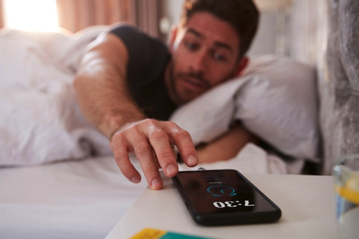 অ্যালার্ম বাজলেই বার বার ‘স্নুজ’ করে ঘুমিয়ে পড়েন?