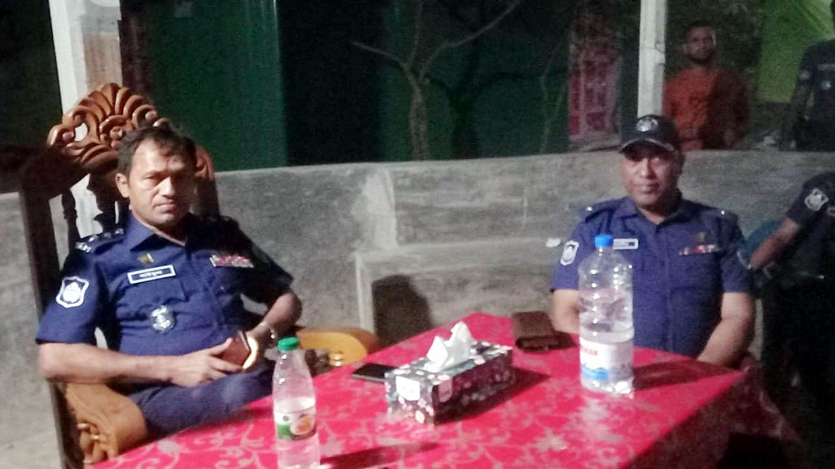 ৪ ঘণ্টা পর মুক্ত হাতিয়ায় অবরুদ্ধ এএসপি ও ওসি