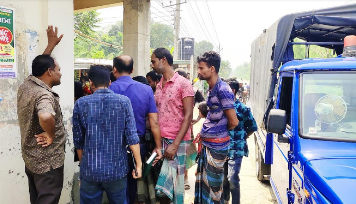 ‘বাচ্চাটাকে আপনারা কেউ দাফন করুন, কিছু টাকা রেখে গেলাম’