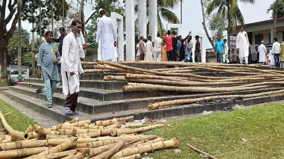 শহীদ মিনারে বাঁশ রাখায় আওয়ামী লীগ নেত্রীকে জরিমানা