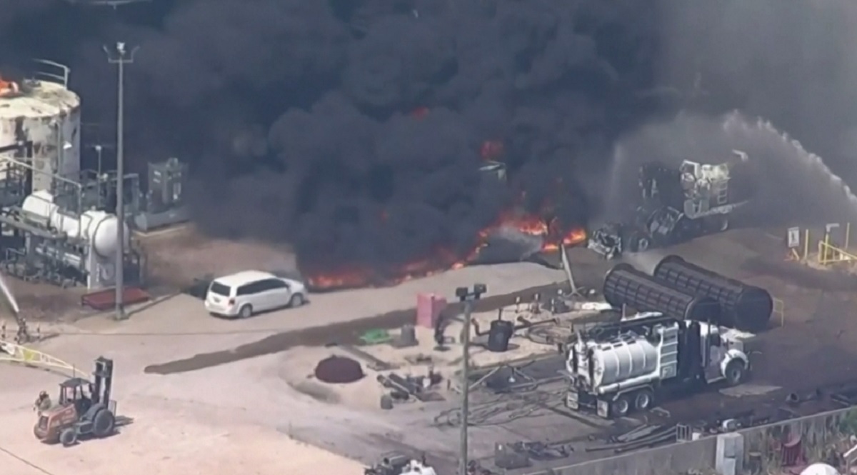 যুক্তরাষ্ট্রের টেক্সাসে কেমিক্যাল প্ল্যান্টে ভয়াবহ আগুন