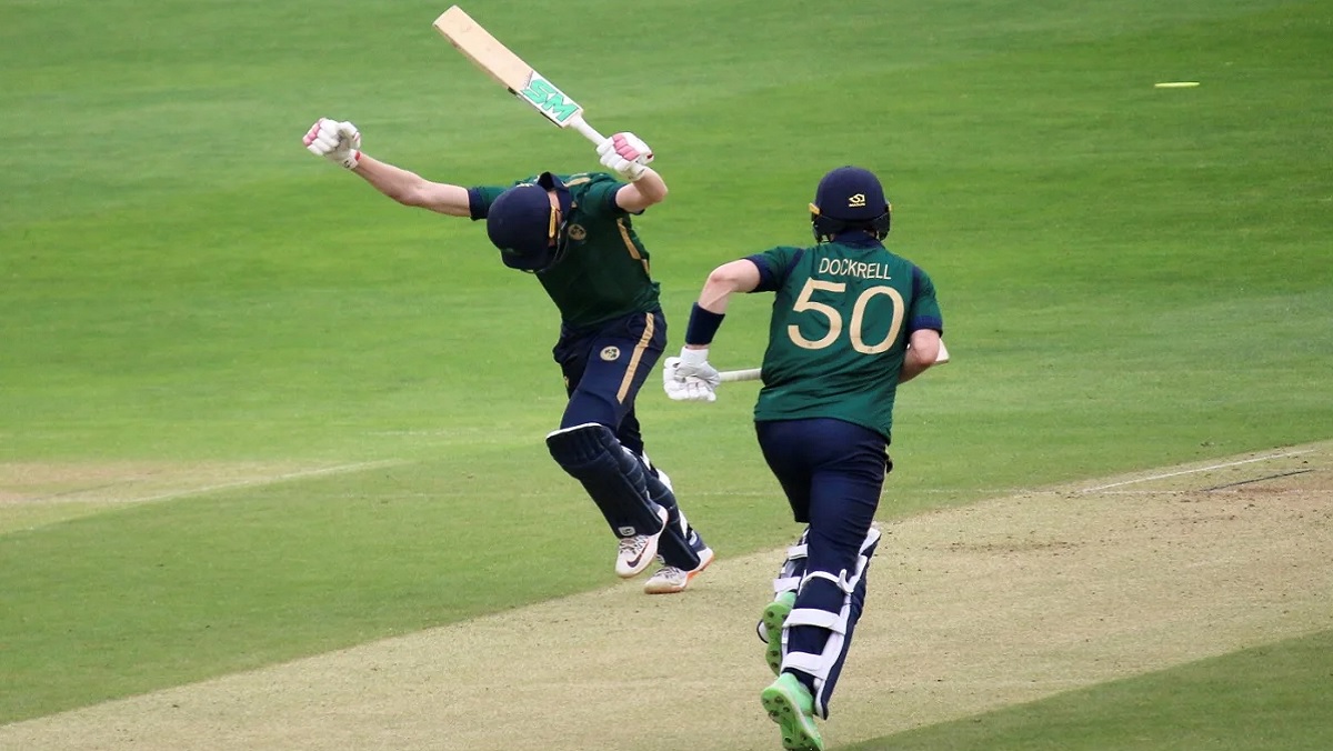 টেকটরের বিধ্বংসী সেঞ্চুরিতে বাংলাদেশের সামনে ৩২০ রানের পাহাড়