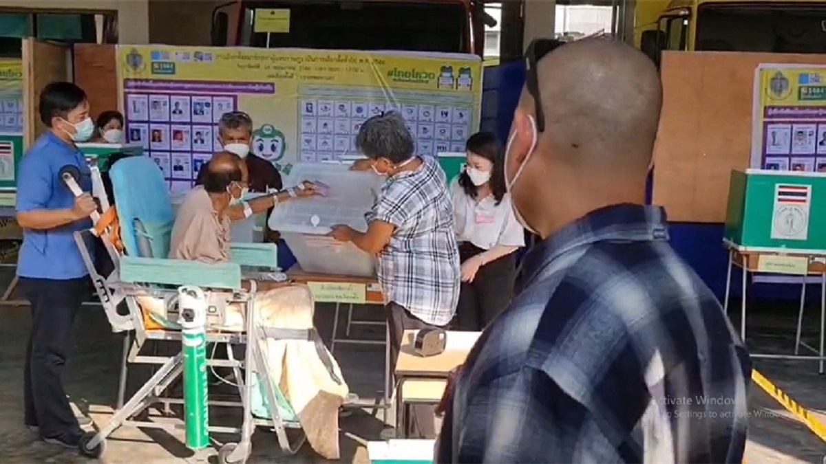 অক্সিজেন সিলিন্ডারযুক্ত হুইল চেয়ারে করে ভোট দিতে গেলেন আইসিইউয়ে থাকা রোগী