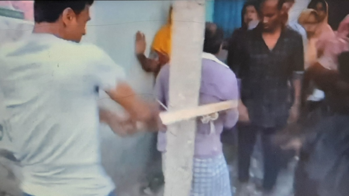 ৩ বছরের শিশুকে শ্লীলতাহানির অভিযোগে ৫০ বছর বয়সী ব্যক্তিকে গণধোলাই