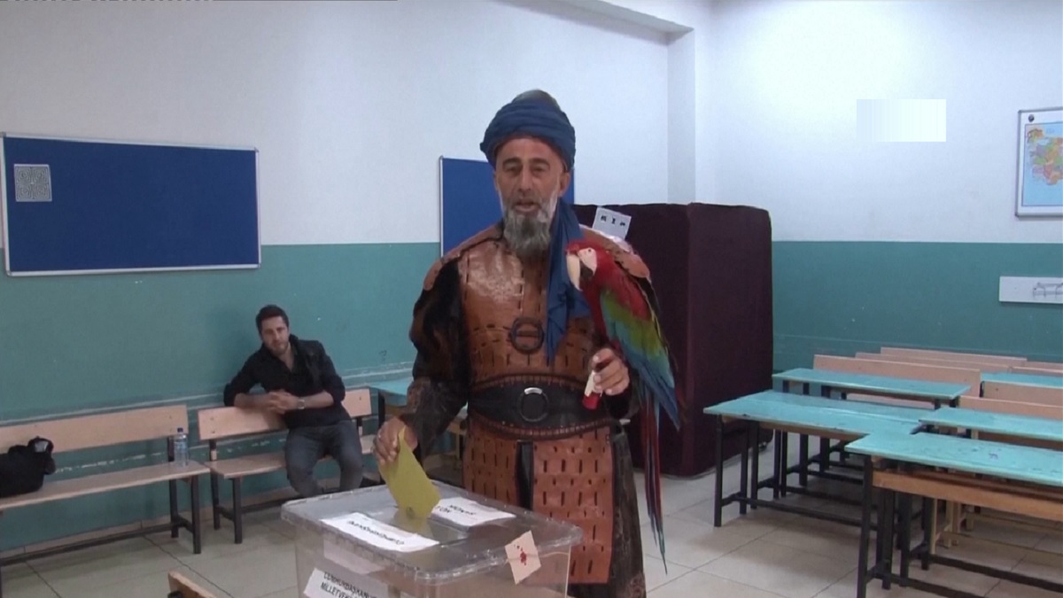 তুরস্কে স্মরণীয় ভোট, ইতিহাসের সাক্ষী হতে অনেকেই পোষা পশু-পাখি নিয়ে হাজির