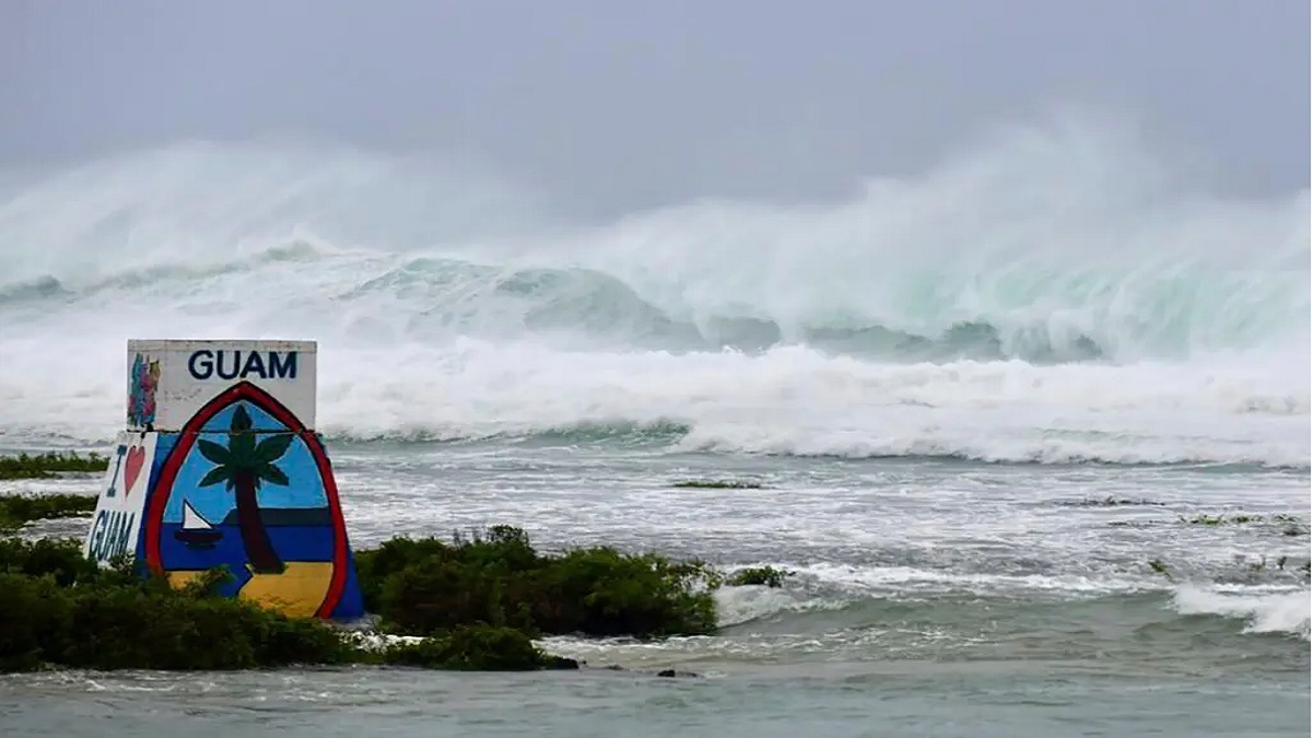 সুপার টাইফুন ‘মাওয়ার’ গুয়াম দ্বীপ থেকে অগ্রসর হচ্ছে ফিলিপাইনে