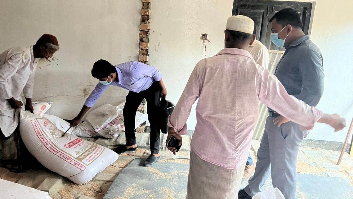 আখাউড়ায় মেয়াদ উত্তীর্ণ গোখাদ্য বিক্রি, দোকানিকে জরিমানা