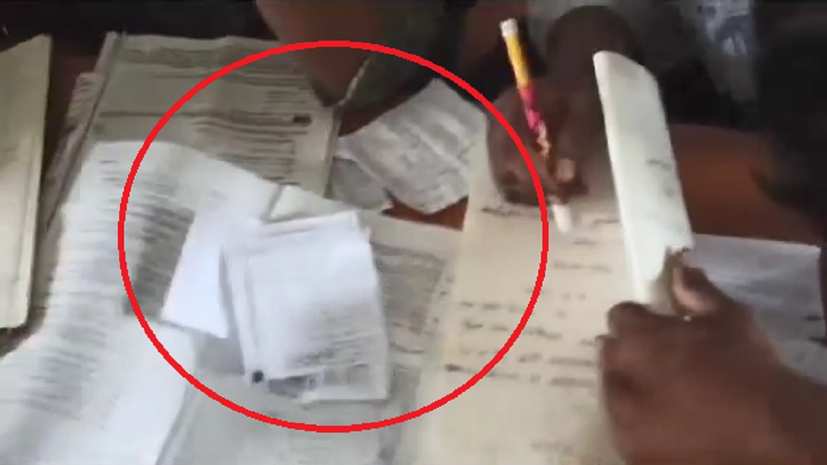 পরীক্ষার হলে নকলের বিশেষ ব্যবস্থা!