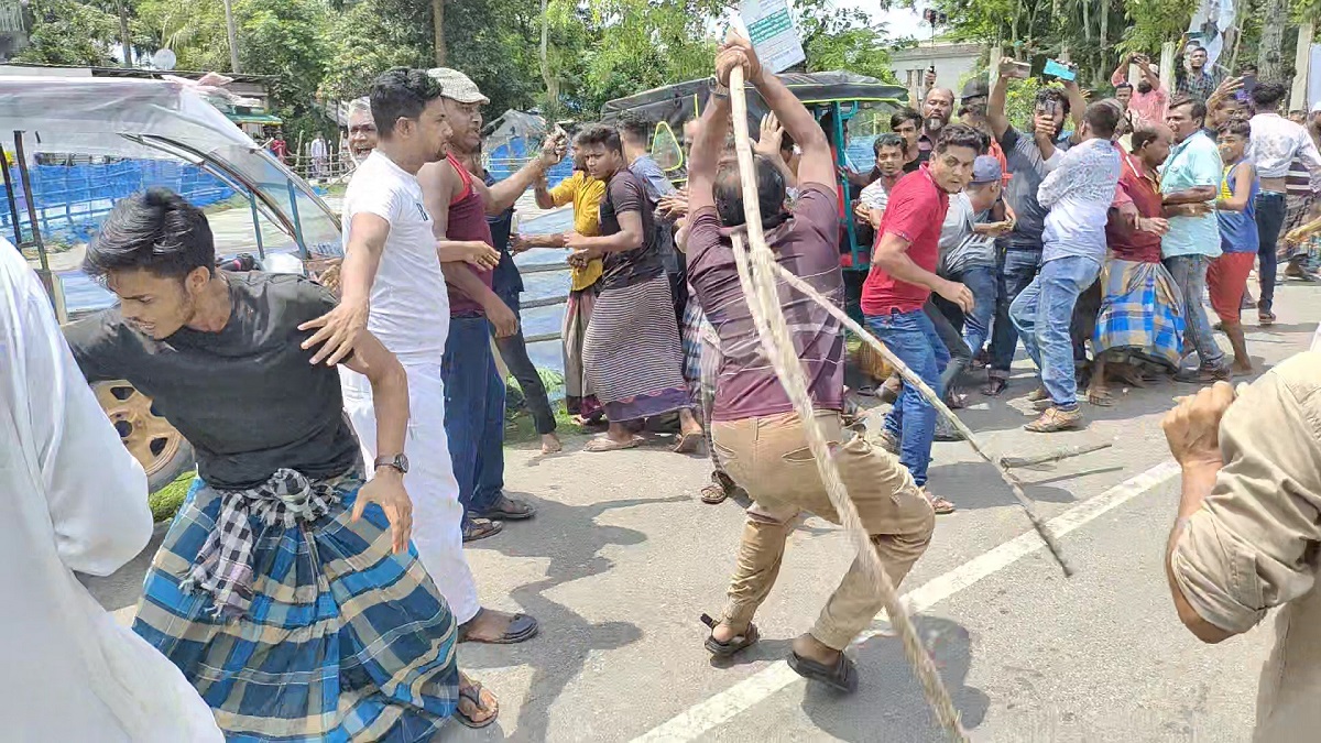 পাথরঘাটায় প্রধান শিক্ষকের বিরুদ্ধে মানববন্ধনে হামলা, সাংবাদিকসহ আহত ৮