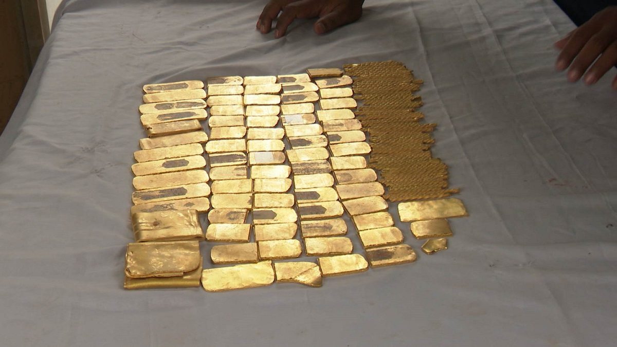 চট্টগ্রামে যাত্রীবাহী বাসে পুলিশের তল্লাশি, সাড়ে ৯ কেজি স্বর্ণ উদ্ধার