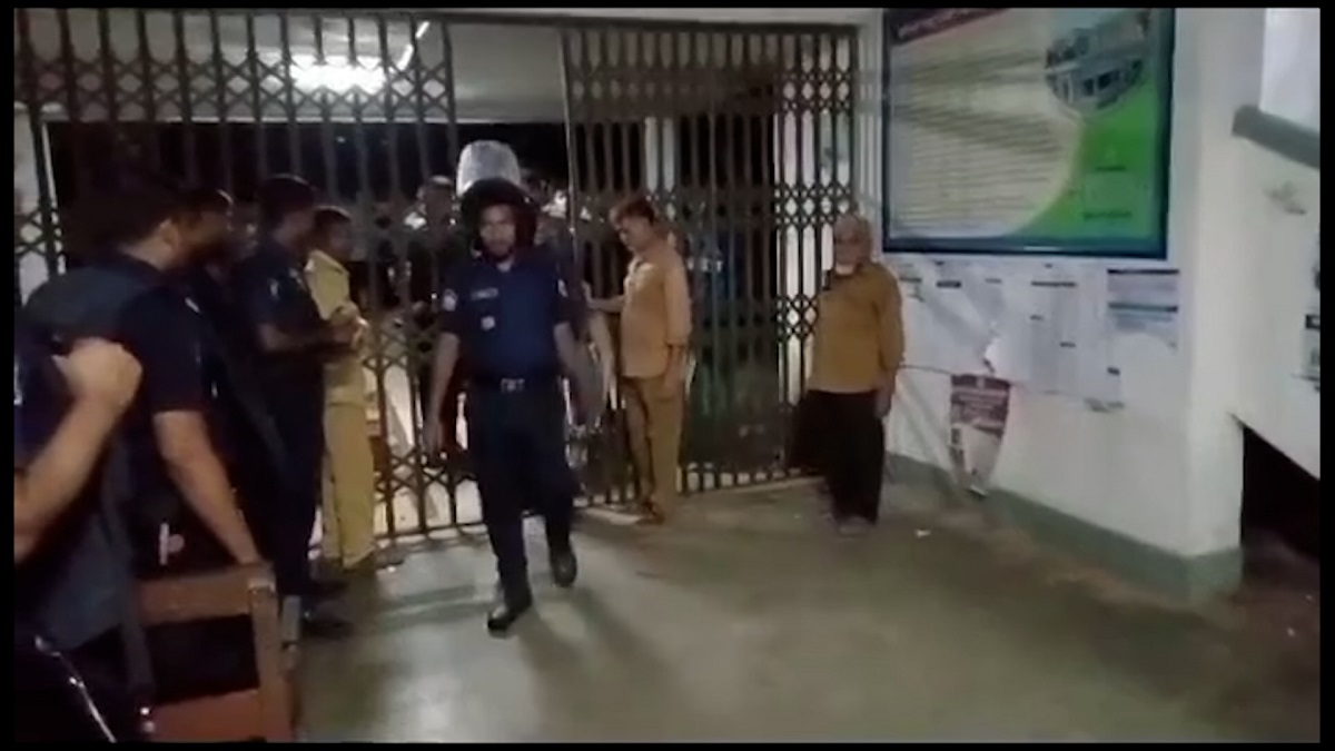 চবি’র দুই হলে পুলিশের অভিযান, দেশি অস্ত্রসহ কয়েক বস্তা পাথর উদ্ধার