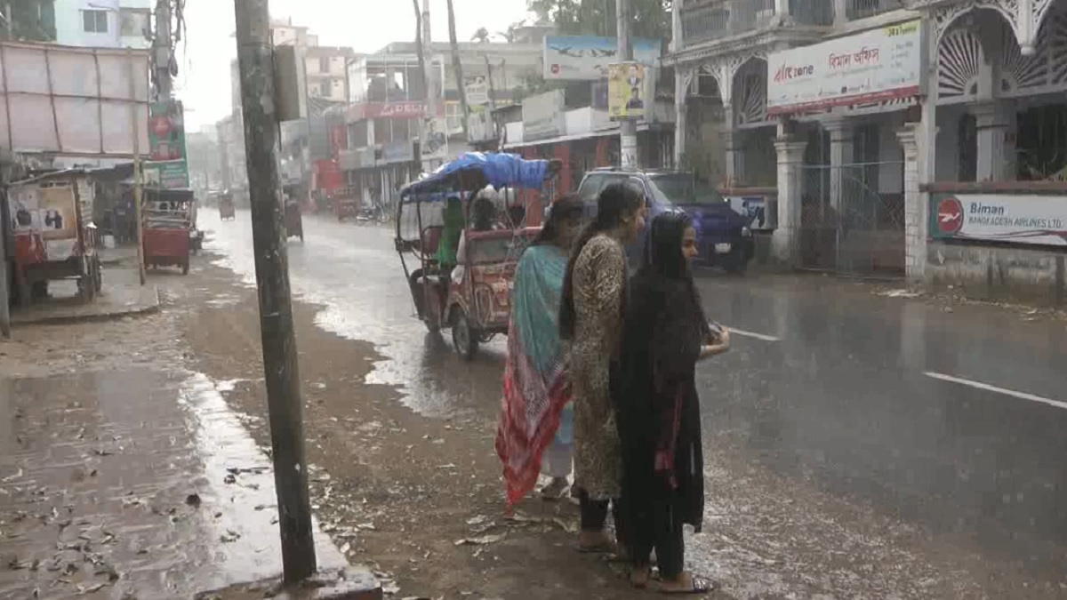 প্রচণ্ড তাপদাহের পর দিনাজপুরে স্বস্তির বৃষ্টি