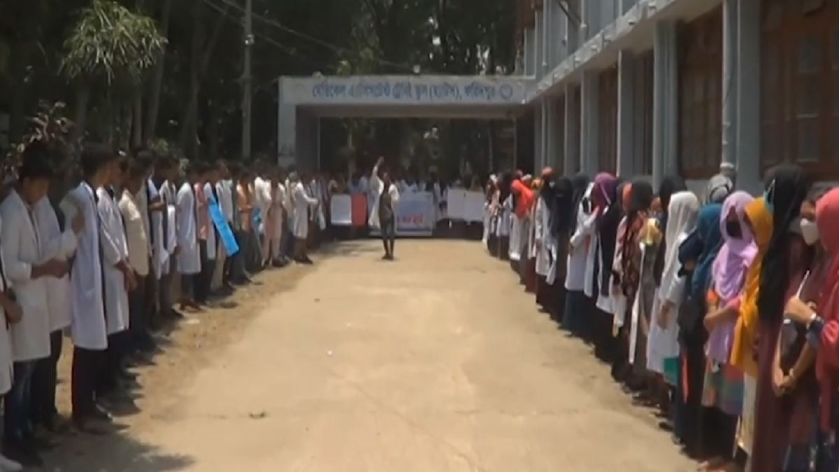 ফরিদপুর ম্যাটসে শিক্ষার্থীদের বিক্ষোভ; অধ্যক্ষ বললেন ‘ওরা সব বেয়াদব’