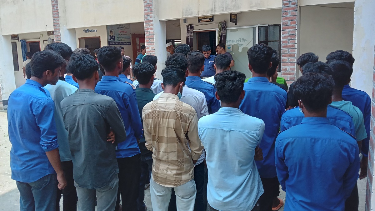 ক্লাস ফাঁকি দিয়ে আড্ডা, ঝিনাইদহে ২৪ শিক্ষার্থী আটক