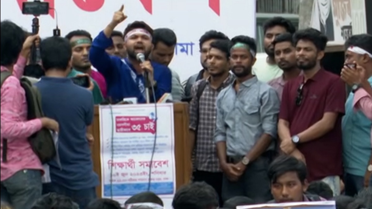 বয়সসীমা ৩৫ করার দাবিতে চাকরিপ্রার্থীদের প্রতীকী সনদ ছেঁড়া কর্মসূচি