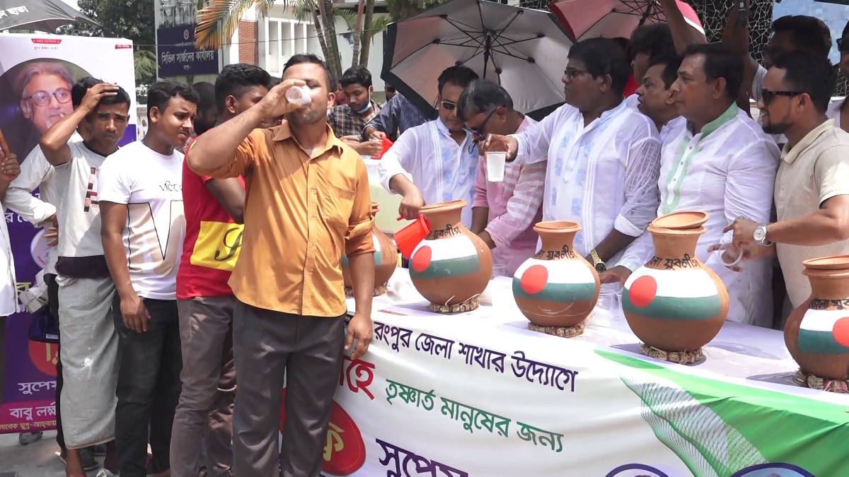 পথচারীদের সুপেয় পানি ও শরবত পান করাতে রংপুরের রাস্তায় যুবলীগের নেতাকর্মীরা