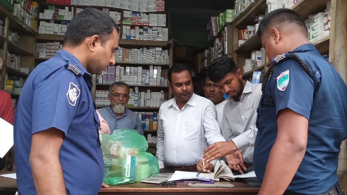 কালীগঞ্জে নিষিদ্ধ ওষুধ বিক্রির দায়ে ৩ ফার্মেসিকে জরিমানা