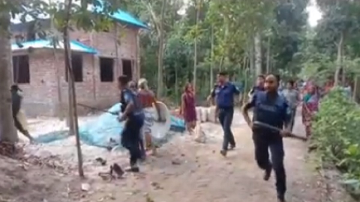 ফরিদপুরে কলাগাছ কাটাকে কেন্দ্র করে গ্রামবাসীদের দু’গ্রুপের সংঘর্ষ, আহত ৩০