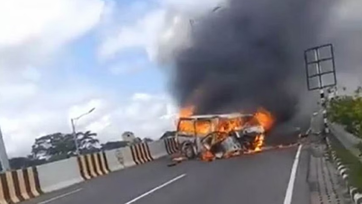 ফরিদপুরের ভাঙ্গায় অ্যাম্বুলেন্সের সিলিন্ডার বিস্ফোরণে নিহত ৭